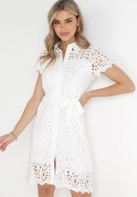 Born2be - Biała Koszulowa Sukienka z Koronkowej Tkaniny z Materiałowym Paskiem Noraly. Kolor: biały. Materiał: tkanina, materiał, koronka. Sezon: wiosna, lato. Typ sukienki: koszulowe. Długość: midi #3