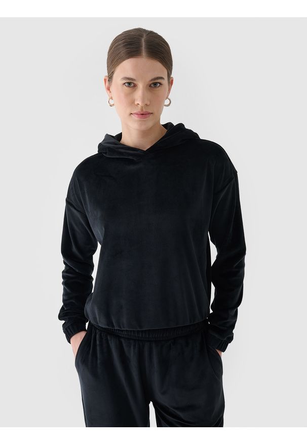 4f - 4F Bluza dresowa z weluru nierozpinana z kapturem damska - czarna L. Okazja: na co dzień. Typ kołnierza: kaptur. Kolor: czarny. Materiał: welur, dresówka. Wzór: ze splotem, gładki, jednolity. Styl: casual, sportowy