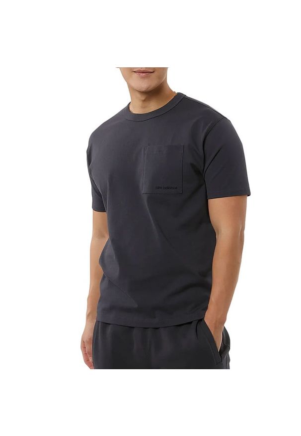 Koszulka New Balance MT23567PHM - czarna. Kolor: czarny. Materiał: bawełna, tkanina, skóra. Długość rękawa: krótki rękaw. Długość: krótkie