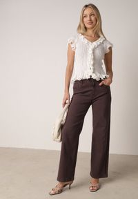 Born2be - Biała Prążkowana Bluzka z Wiskozą Ozdobiona Falbanami Delestra. Okazja: na co dzień, na spotkanie biznesowe. Kolor: biały. Materiał: prążkowany, wiskoza. Wzór: aplikacja. Styl: casual, biznesowy, elegancki #3