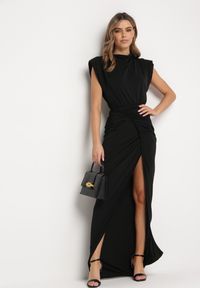 Born2be - Czarna Sukienka Maxi Dopasowana z Poduszkami w Ramionach i Rozcięciem na Boku Ocrana. Okazja: na ślub cywilny, na imprezę, na wesele. Kolor: czarny. Typ sukienki: dopasowane. Styl: klasyczny, elegancki. Długość: maxi #3
