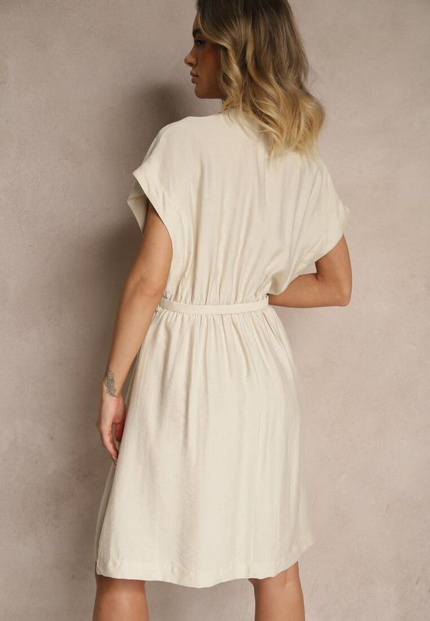 Renee - Beżowa Rozkloszowana Sukienka z Wiskozy z Paskiem Zapinana na Napy Seporine. Okazja: na co dzień. Typ kołnierza: dekolt w serek. Kolor: beżowy. Materiał: wiskoza. Styl: elegancki, klasyczny, casual