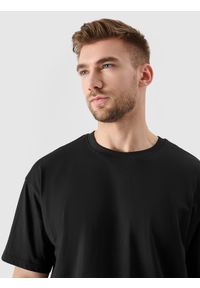 4f - 4F T-shirt oversize z nadrukiem męski - czarny L. Okazja: na co dzień. Kolor: czarny. Materiał: dzianina, bawełna, jersey. Długość rękawa: krótki rękaw. Długość: krótkie. Wzór: nadruk. Styl: klasyczny, sportowy, casual