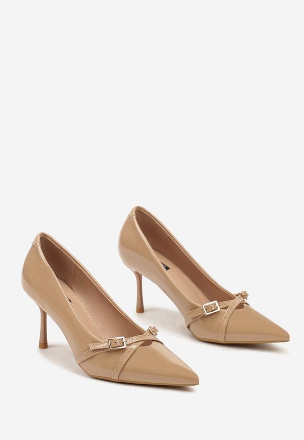 Renee - Ciemnobeżowe Lakierowane Szpilki Vices z Klamrami i Paskami Tamirella. Okazja: na co dzień, na imprezę. Zapięcie: klamry. Kolor: beżowy. Materiał: lakier. Wzór: paski. Obcas: na szpilce. Styl: wizytowy, casual, elegancki. Wysokość obcasa: średni