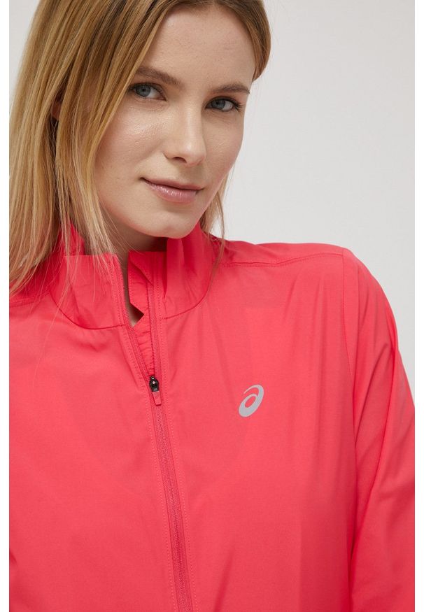 Asics kurtka sportowa Core kolor różowy przejściowa. Kolor: różowy. Materiał: materiał. Styl: sportowy