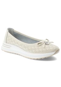 Półbuty damskie Filippo, cholewka ze skóry naturalnej z subtelną perforacją wsuwany fason z ozdobną kokardą, beżowe, DP6718/26. Okazja: na co dzień. Kolor: beżowy. Materiał: skóra. Szerokość cholewki: normalna. Wzór: ażurowy, aplikacja. Sezon: wiosna, lato. Styl: casual, elegancki #1