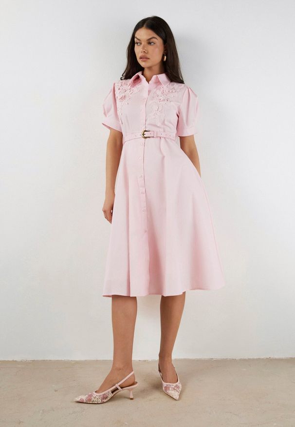 Born2be - Różowa Sukienka z Koronką i Ozdobnym Paskiem oraz Kołnierzykiem Gavridia. Okazja: na co dzień, do pracy. Kolor: różowy. Materiał: koronka. Długość rękawa: krótki rękaw. Wzór: koronka. Typ sukienki: proste. Styl: wizytowy, casual, klasyczny, elegancki