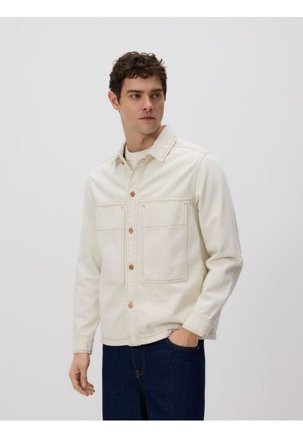 Reserved - Jeansowa koszula comfort fit - złamana biel. Materiał: jeans