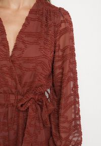 Born2be - Brązowy Krótki Kombinezon z Siateczkowymi Rękawami i Wiązanym Paskiem Zenalea. Okazja: na imprezę, na randkę. Kolor: brązowy. Długość: krótkie. Styl: elegancki #3