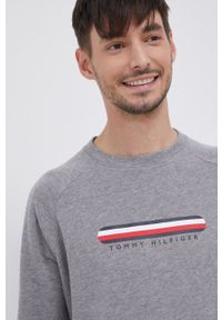 TOMMY HILFIGER - Tommy Hilfiger Bluza męska kolor szary z nadrukiem. Kolor: szary. Materiał: skóra, dzianina, włókno. Długość rękawa: raglanowy rękaw. Wzór: nadruk #5