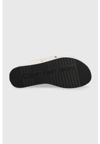 Calvin Klein Jeans klapki FLATFORM SANDAL WEBBING damskie kolor beżowy na platformie YW0YW00966. Kolor: beżowy. Materiał: materiał, włókno, guma. Wzór: nadruk. Obcas: na platformie #4