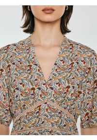 Big-Star - Sukienka damska mini z wiskozy z nadrukiem kremowa Viana 103. Typ kołnierza: kołnierzyk stójkowy. Kolor: kremowy. Materiał: wiskoza. Długość rękawa: krótki rękaw. Wzór: nadruk. Długość: mini #6