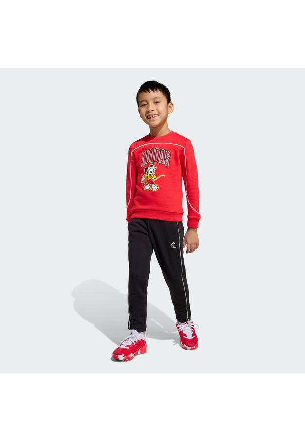 Spodnie Dresowe Adidas Disney Myszka Mickey. Okazja: na co dzień, na uczelnię. Kolor: czerwony, wielokolorowy, biały. Materiał: dresówka. Wzór: motyw z bajki. Styl: casual, sportowy