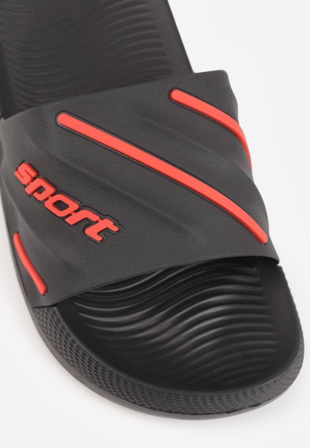 Born2be - Czarne Klapki Basenowe na Grubej Podeszwie z Tłoczonymi Paskami i Napisem Menimisia. Okazja: na co dzień. Kolor: czarny. Wzór: napisy. Sezon: lato. Styl: wakacyjny, casual, klasyczny, sportowy