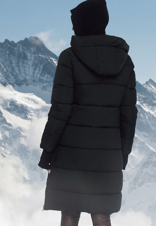 Born2be - Czarna Długa Kurtka Zapinana na Suwak i Napy z Kapturem Tasperia. Okazja: do pracy, na co dzień, na spotkanie biznesowe. Typ kołnierza: kaptur. Kolor: czarny. Materiał: jeans. Długość rękawa: długi rękaw. Długość: długie. Styl: casual, elegancki, biznesowy