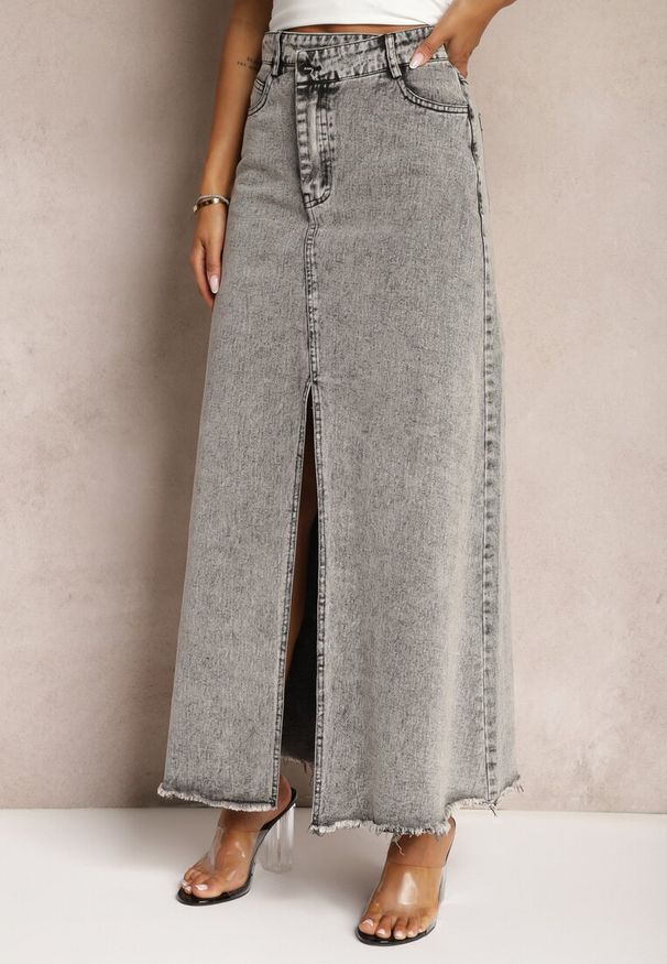 Renee - Szara Postrzępiona Spódnica Maxi z Jeansu z Rozcięciem Feedi. Stan: podwyższony. Kolor: szary. Materiał: jeans