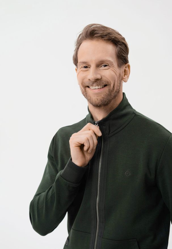 Volcano - Bluza ze stójką B-VINI. Okazja: na co dzień. Typ kołnierza: kołnierzyk stójkowy. Kolekcja: plus size. Kolor: zielony. Materiał: materiał, bawełna, dzianina, tkanina. Wzór: gładki. Styl: wizytowy, klasyczny, casual, sportowy