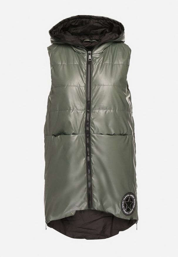 Born2be - Zielona Kamizelka Długa z Kapturem Ozdobiona Naszywką Zapinana na Napy Nevettea. Okazja: na co dzień. Typ kołnierza: kaptur. Kolor: zielony. Długość: długie. Wzór: aplikacja. Styl: casual, elegancki