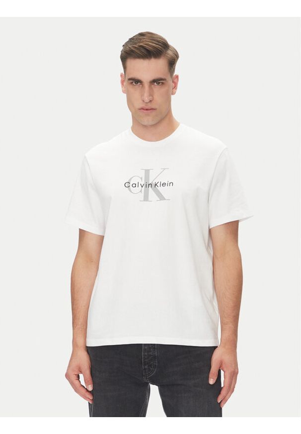 Calvin Klein Jeans T-Shirt Hero Monologo LV04RB862G Biały Regular Fit. Kolor: biały. Materiał: bawełna