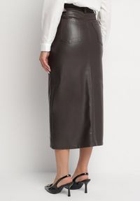 Born2be - Ciemnobrązowa Długa Spódnica High Waist z Imitacji Skóry z Dodatkowym Paskiem i Rozcięciem Wyneti. Okazja: na co dzień. Stan: podwyższony. Kolor: brązowy. Materiał: skóra. Długość: długie. Styl: klasyczny, casual, elegancki #5