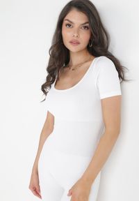 Born2be - Biały Prążkowany Kombinezon Bodycon z Krótkimi Nogawkami Tima. Kolor: biały. Materiał: prążkowany. Długość: krótkie. Sezon: lato, wiosna #5