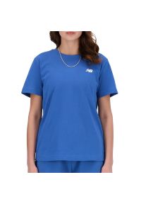 Koszulka New Balance WT41509BEU - niebieska. Kolor: niebieski. Materiał: materiał, bawełna. Długość rękawa: krótki rękaw. Długość: krótkie. Wzór: napisy #1