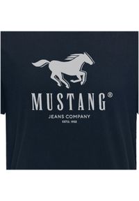 Mustang - MUSTANG ALEX C PRINT MĘSKI T-SHIRT KOSZULKA LOGO TEE DARK SAPPHIRE 1015051 4136. Okazja: na co dzień. Materiał: bawełna, jeans, skóra, materiał. Wzór: nadruk. Sezon: lato. Styl: klasyczny, casual, elegancki #2