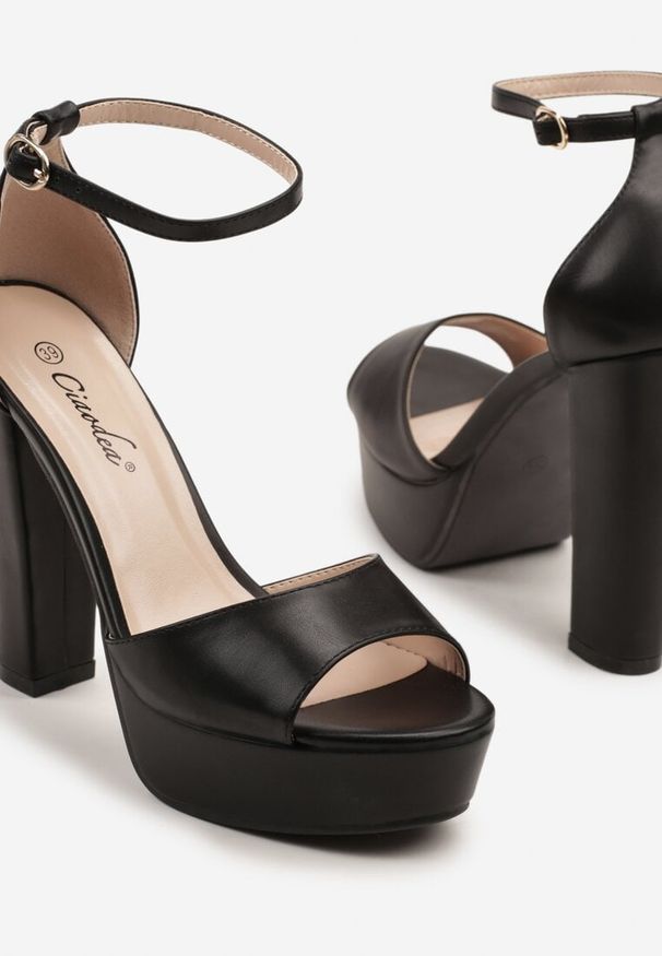 Renee - Czarne Sandały na Słupkowym Obcasie z Zapięciem na Klamerkę Natisene. Okazja: na wesele, na ślub cywilny. Zapięcie: pasek. Kolor: czarny. Materiał: koronka. Obcas: na obcasie. Wysokość obcasa: średni