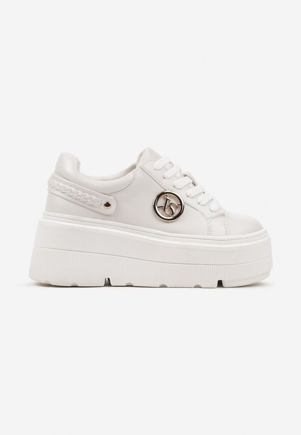 Born2be - Białe Sneakersy Vices na Grubej Podeszwie z Metaliczną Ozdobą Tatorelis. Okazja: na co dzień. Kolor: biały. Materiał: jeans. Wzór: aplikacja