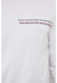TOMMY HILFIGER - Tommy Hilfiger longsleeve bawełniany kolor biały z nadrukiem. Kolor: biały. Materiał: bawełna. Długość rękawa: długi rękaw. Długość: długie. Wzór: nadruk. Styl: klasyczny #2