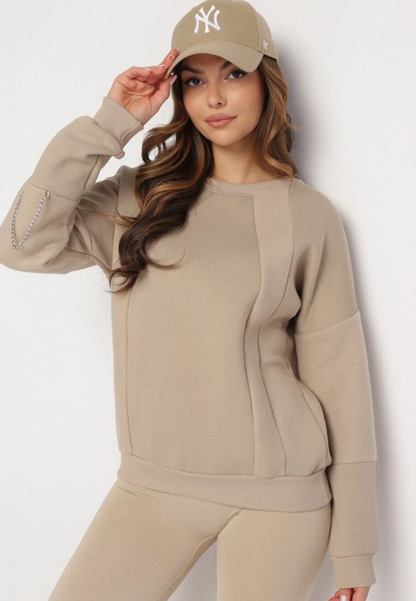 Born2be - Beżowa Bluza z Ozdobnym Łańcuszkiem Letonia. Typ kołnierza: bez kaptura. Kolor: beżowy. Materiał: bawełna, tkanina. Wzór: aplikacja