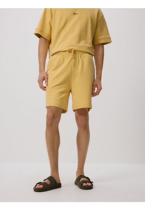 Reserved - Bawełniane szorty comfort - jasnożółty. Kolor: żółty. Materiał: bawełna