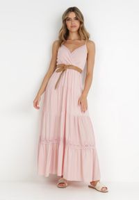 Born2be - Różowa Sukienka z Paskiem Maerea. Typ kołnierza: dekolt kopertowy. Kolor: różowy. Wzór: gładki. Typ sukienki: rozkloszowane, kopertowe. Materiał: koronka. Długość rękawa: na ramiączkach. Sezon: lato. Styl: boho. Długość: maxi #4