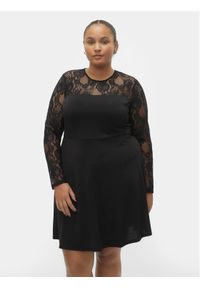 Vero Moda Curve Sukienka koktajlowa 10305860 Czarny Regular Fit. Kolor: czarny. Materiał: syntetyk. Styl: wizytowy #1