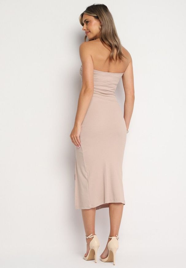 Born2be - Beżowa Bawełniana Sukienka Bandeau z Rozcięciem w Talii Vikiriea. Okazja: na imprezę, na plażę. Kolor: beżowy. Materiał: bawełna. Sezon: lato. Styl: klasyczny, elegancki