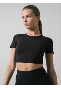 4f - Koszulka treningowa crop top szybkoschnąca damska. Kolor: czarny. Materiał: skóra, dzianina, materiał. Długość rękawa: krótki rękaw. Długość: krótkie. Sport: fitness #2