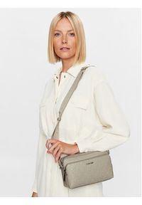 Calvin Klein Torebka Ck Must Camera Bag W/Pckt Emb Mn K60K611008 Beżowy. Kolor: beżowy. Materiał: skórzane #2