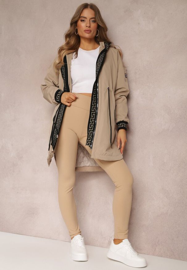 Renee - Ciemnobeżowa Kurtka Parka z Geometrycznym Wzorem na Kapturze i Rękawach Lidya. Kolor: beżowy. Wzór: geometria