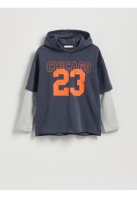 Reserved - Bawełniany longsleeve z kapturem - granatowy. Typ kołnierza: kaptur. Kolor: niebieski. Materiał: bawełna. Długość rękawa: długi rękaw