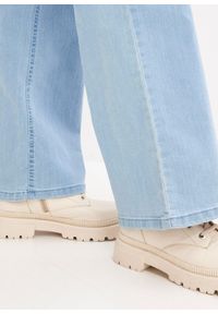 bonprix - Dżinsy ze stretchem wide fit, mid waist. Kolor: niebieski #2