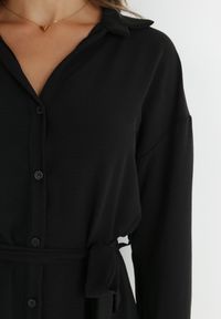 Born2be - Czarna Sukienka Koszulowa z Falbanką i Wiązanym Paskiem Fian. Kolor: czarny. Materiał: materiał. Długość rękawa: długi rękaw. Typ sukienki: koszulowe. Styl: klasyczny. Długość: mini #5