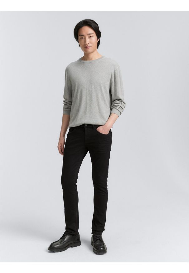 Męskie Spodnie Jeansowe Tom Tailor Troy Czarne Slim Fit 1021160 10270. Okazja: na spotkanie biznesowe, na randkę, na co dzień. Kolor: czarny. Wzór: gładki. Styl: klasyczny, biznesowy, casual, elegancki