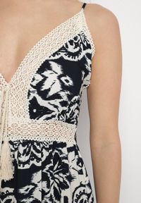 Born2be - Granatowa Bawełniana Sukienka Rozkloszowana w Etniczny Wzór z Koronką Taliosha. Okazja: na co dzień. Typ kołnierza: dekolt w kształcie V. Kolor: niebieski. Materiał: koronka, bawełna. Długość rękawa: na ramiączkach. Wzór: koronka. Styl: casual, elegancki #5