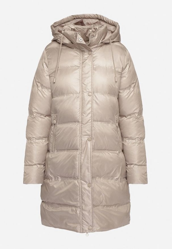 Born2be - Beżowa Pikowana Kurtka o Długim Kroju z Kapturem Kieszeniami i Dwustronnym Suwakiem Sanarose. Okazja: na co dzień, na spacer. Typ kołnierza: kaptur. Kolor: beżowy. Materiał: dzianina, jeans. Długość: długie. Wzór: aplikacja. Styl: casual, elegancki