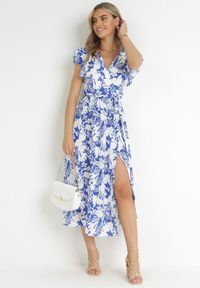 Born2be - Granatowo-Biała Kopertowa Sukienka Maxi w Kwiaty z Falbanką i Wiązaniem Xahna. Typ kołnierza: kołnierz z falbankami. Kolor: niebieski. Materiał: materiał. Długość rękawa: krótki rękaw. Wzór: kwiaty. Sezon: wiosna, lato. Typ sukienki: kopertowe. Długość: maxi #2