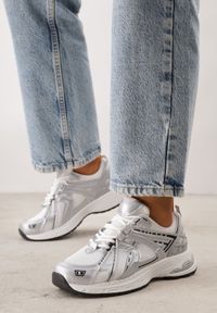 Renee - Białe Sneakersy Dad Shoes z Siateczkową Cholewką na Piankowej Podeszwie Anotea. Zapięcie: sznurówki. Kolor: biały. Materiał: jeans. Szerokość cholewki: normalna. Sezon: lato #1