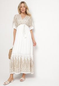 Born2be - Biała Wiskozowa Sukienka z Kopertowym Dekoltem i Haftem z Metaliczną Nicią Emhiris. Okazja: na co dzień. Kolor: biały. Materiał: wiskoza. Długość rękawa: krótki rękaw. Wzór: haft. Typ sukienki: kopertowe. Styl: klasyczny, casual #1