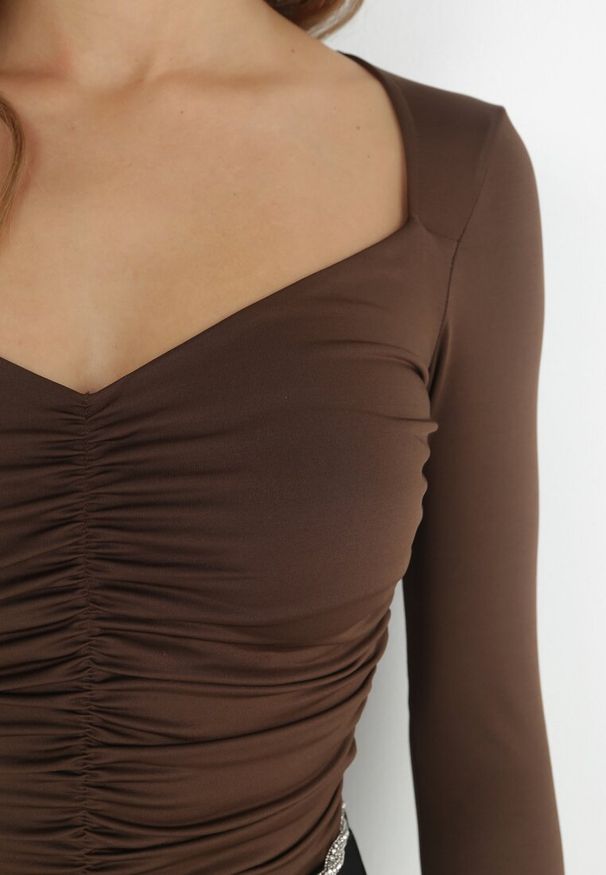 Born2be - Brązowa Bluzka z Marszczeniem i Długim Rękawem Naeramia. Kolor: brązowy. Materiał: wiskoza, tkanina, jeans. Długość rękawa: długi rękaw. Długość: długie