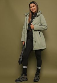 Born2be - Jasnozielona Kurtka Parka Zapinana na Napy Ściągana w Pasie Troczkami Arstilla. Okazja: na co dzień. Kolor: zielony. Materiał: jeans, dzianina. Styl: casual, elegancki