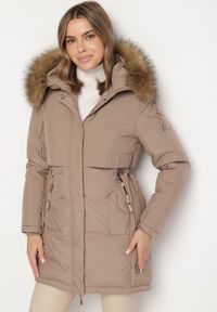 Born2be - Ciemnobeżowa Casualowa Kurtka Parka z Kapturem z Futerkiem Nallorea. Okazja: na co dzień. Typ kołnierza: kaptur. Kolor: beżowy. Materiał: futro. Styl: casual #6